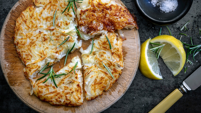 Slices of rösti on a wood plate