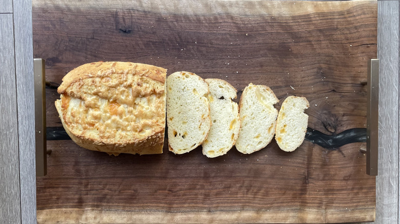 Sliced tutto cheese medley bread