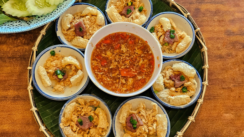 round wicker tray of Bánh bèo with dipping sauce in the center