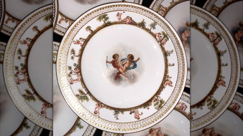 Neoclassical Meissen plates from 1860 with cherubs