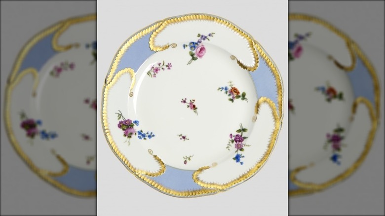Feuille de choi Sèvres dinner plate with flower bouquets form 1756