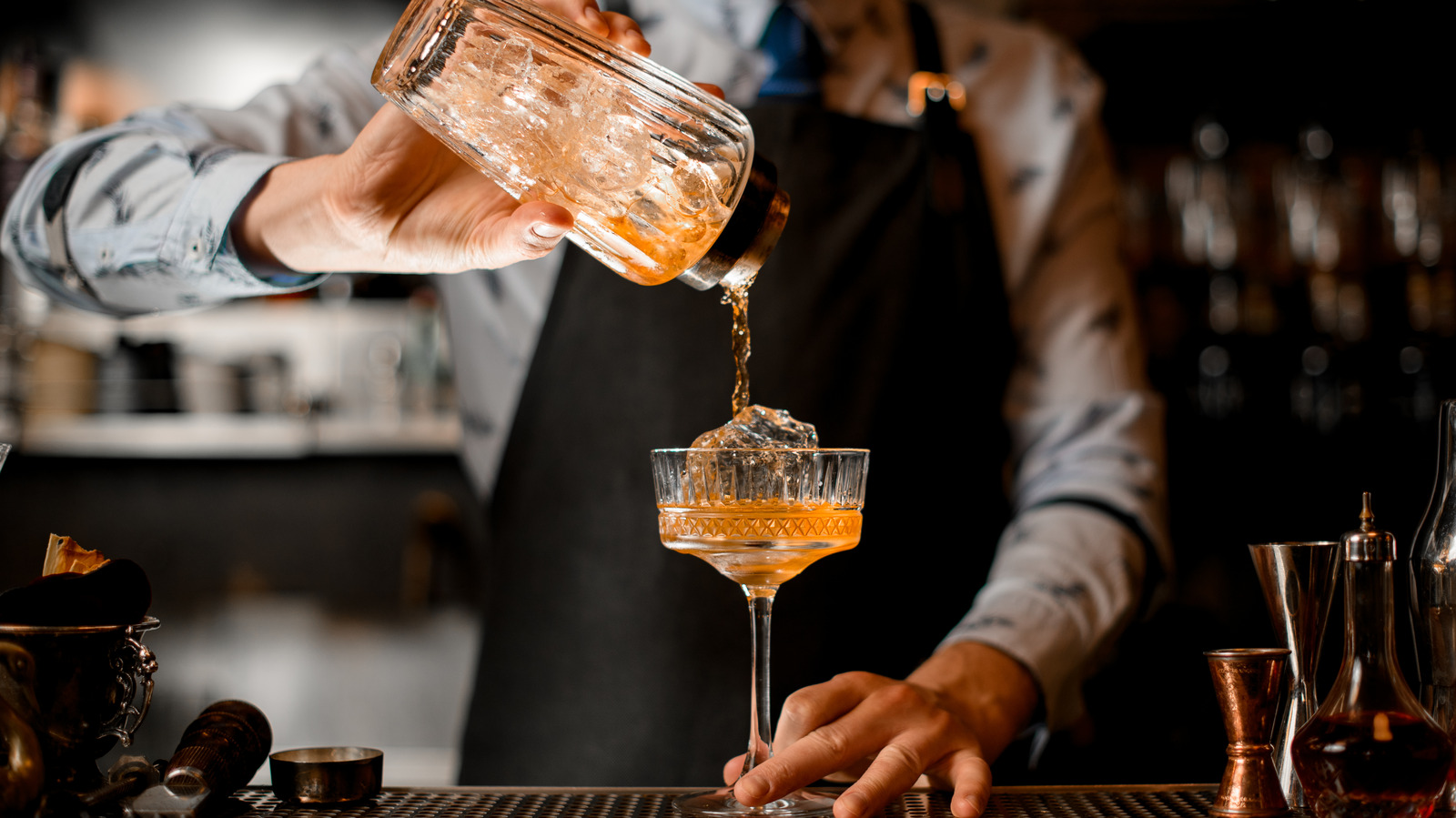 https://www.tastingtable.com/img/gallery/16-ways-cocktails-taste-better-at-a-bar-than-what-you-make-at-home/l-intro-1672851198.jpg