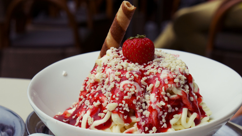 A bowl of spaghettieis ice cream that looks like pasta with sauce
