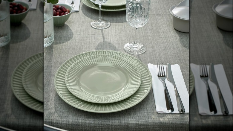 ikea strimmig plate set on table