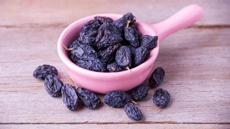 Pile of raisins in small pink scoop