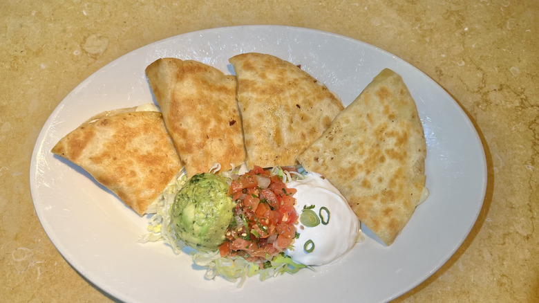 Quesadilla with sour cream and gucamole