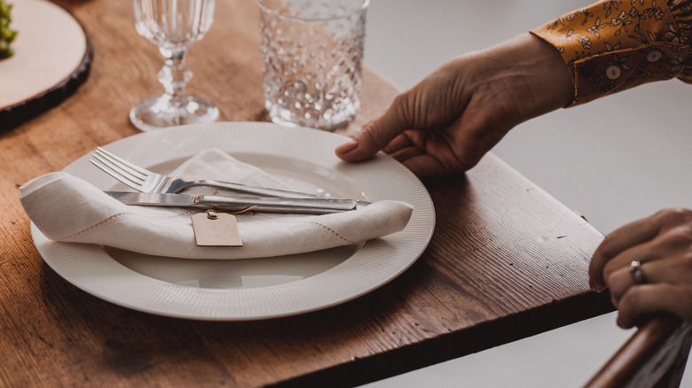 hand setting table with linens