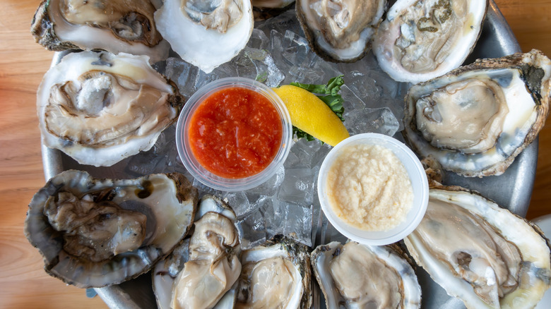 Tray with a dozen oysters on ice