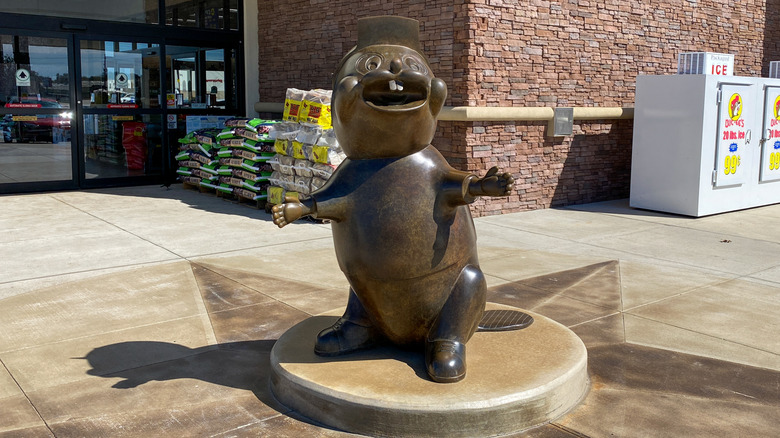Buc-ee's statue