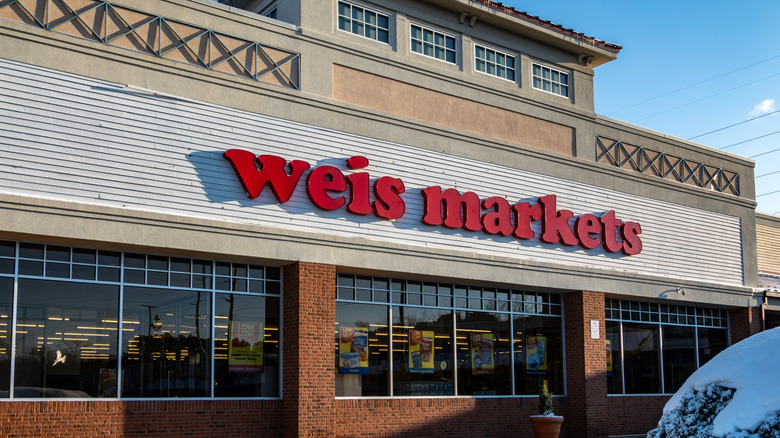 image of a weis markets store in a strip mall, showing the company's deliberately lower-case branding for its name