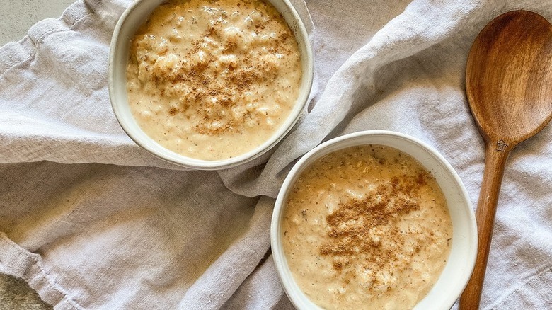 Two bowls of arroz con leche, dusted with cinnamon