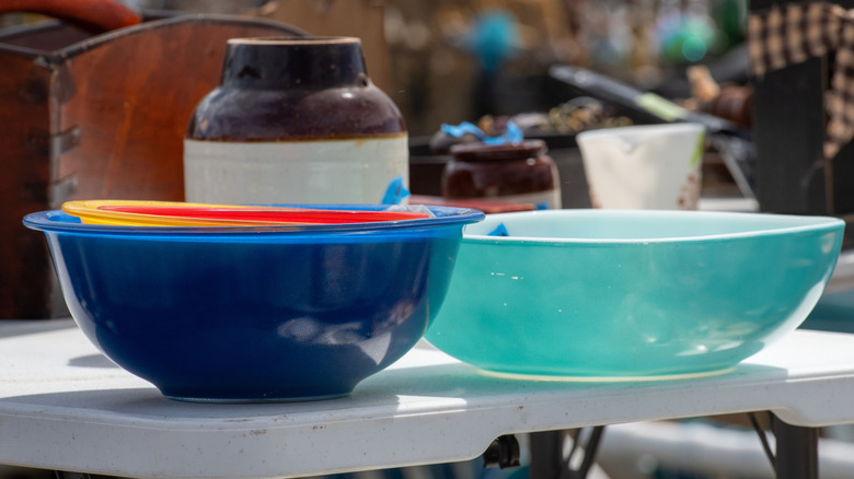 colorful Pyrex mixing bowls