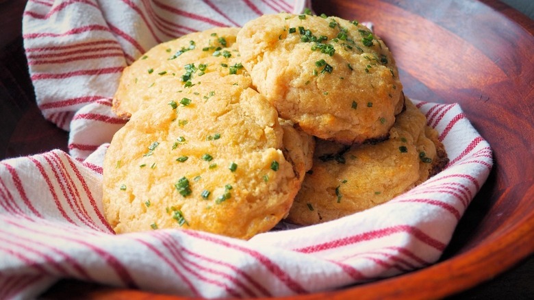 5-Ingredient Garlic Cheddar Biscuits in towel-lined bowl