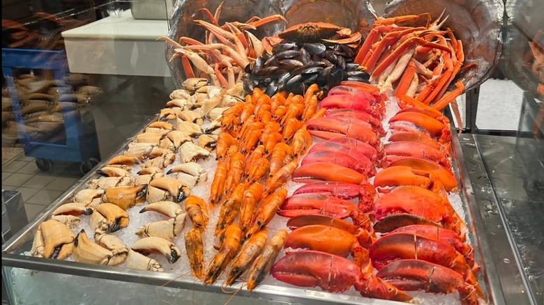 Crab and other shellfish at Bacchanal Buffet