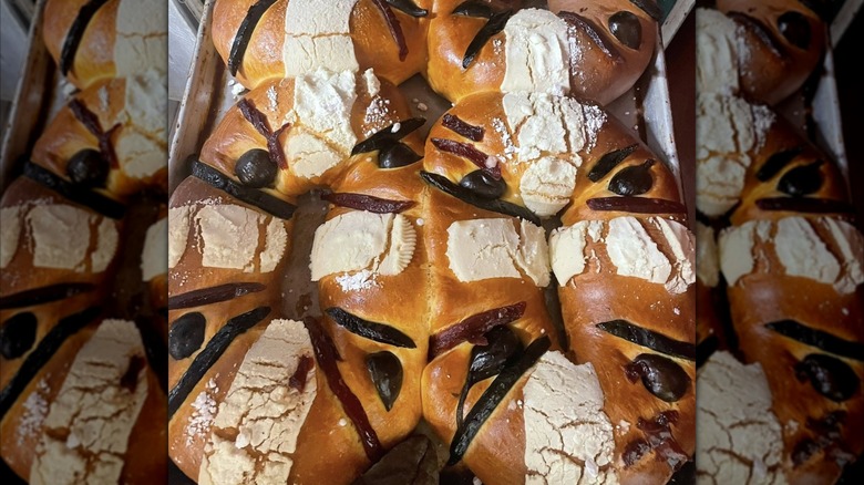 Roscas de reyes on oven tray