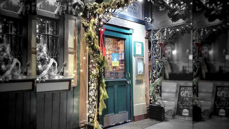 Front door of the Green Door decorated fo rthe holidays