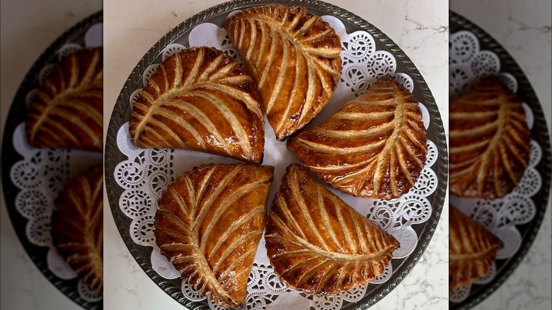 Four chaussons aux pommes on round tray