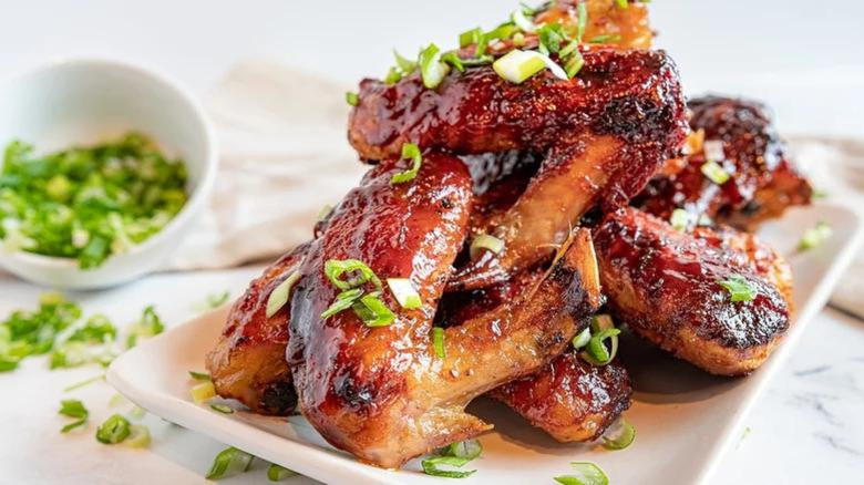 Chicken wings with green onions