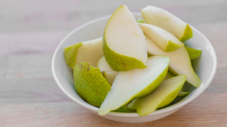 Green pear sliced in a bowl