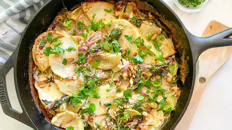 Cast iron skillet with creamed kohlrabi and spinach