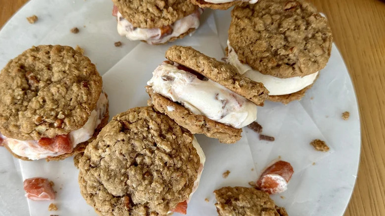 Peaches are cream ice cream sandwiches on plate