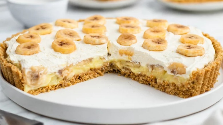 A cross section of a banana pudding pie in a white dish