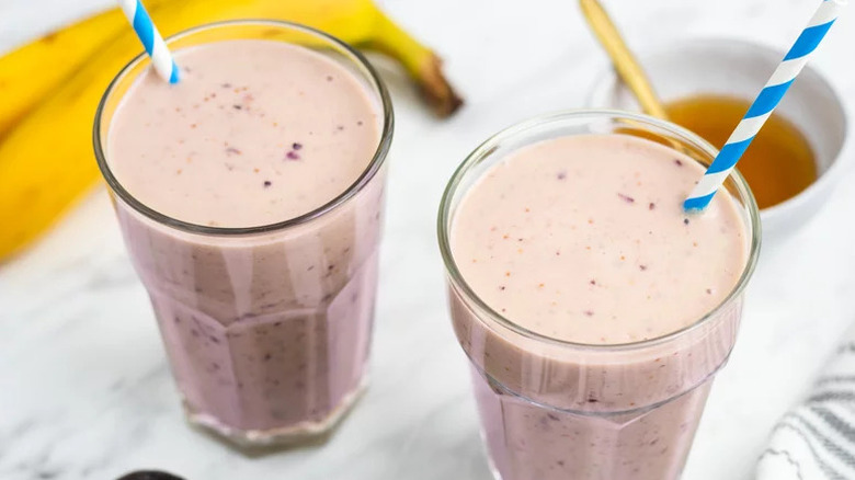 Easy Fig Smoothie in two glasses with straws