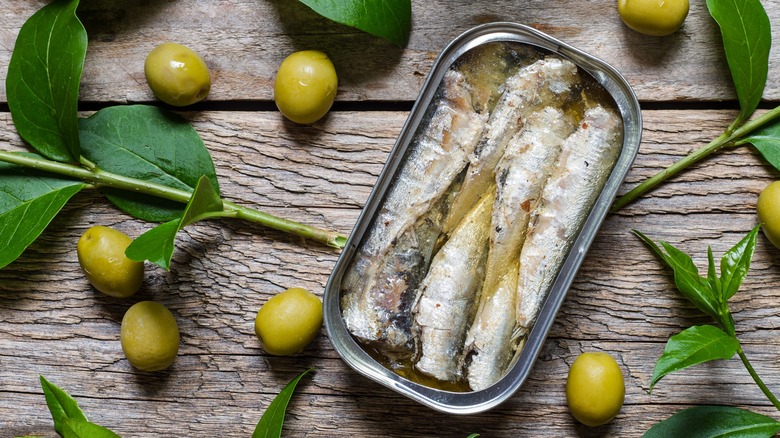 Tin of sardines with olives
