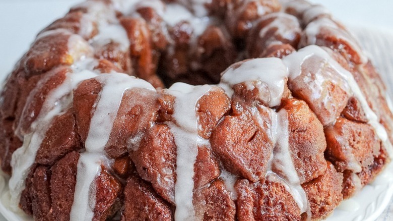Glazed cinnamon roll monkey bread