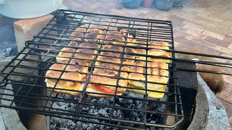 Braaibroodjies in the press over an open fire