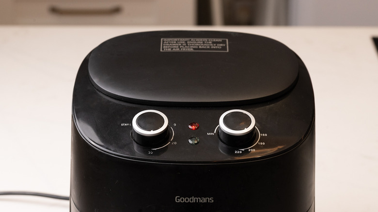 close up of the top of an air fryer and the dials