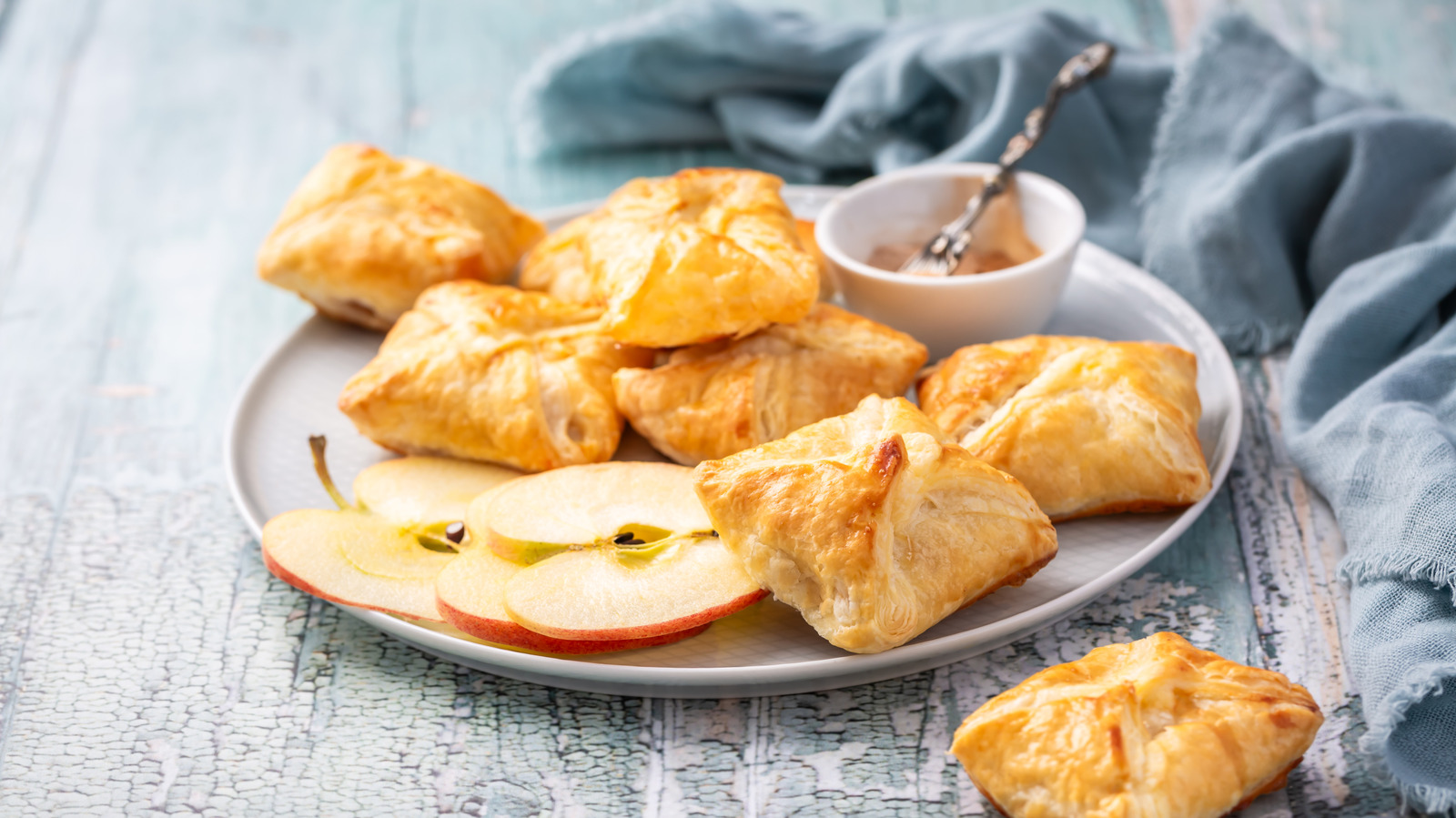 This 3-Ingredient Apple Gouda Appetizer Tastes High-End But Takes Almost No Effort To Make