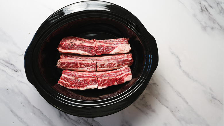 Short ribs in slow cooker