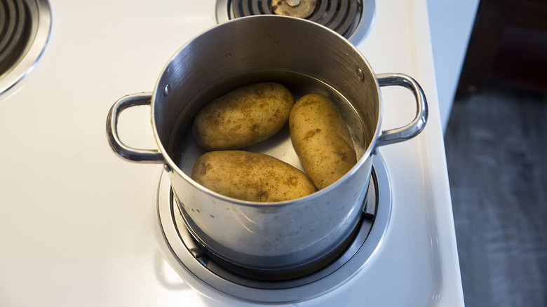 russet potatoes in medium pot