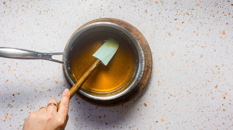 Mixing saucepan with caramel