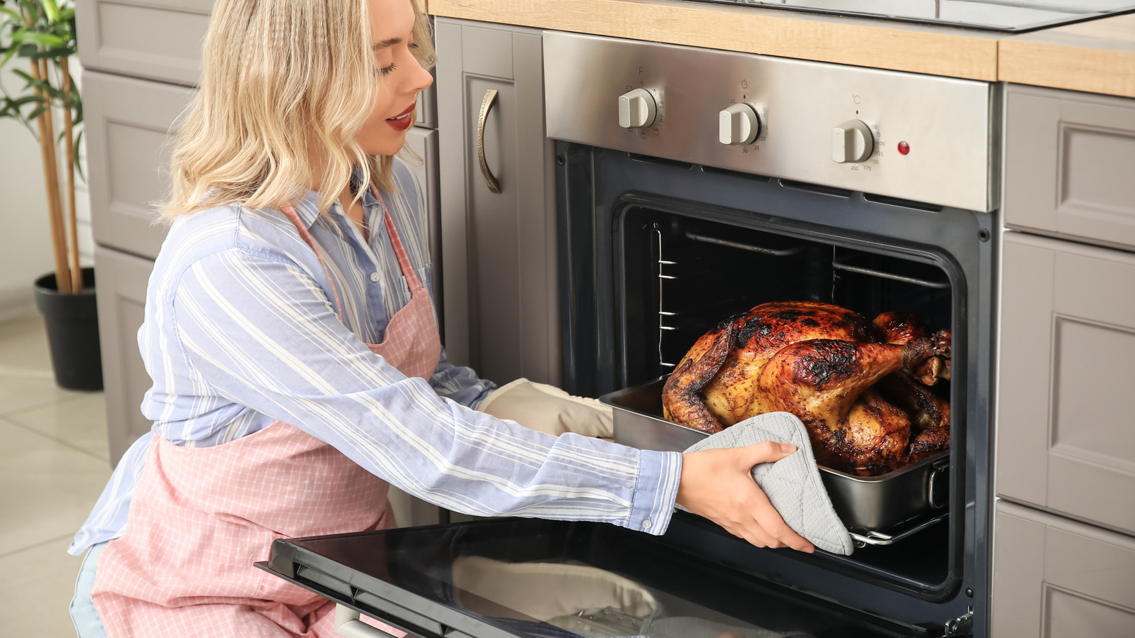 3 Red Flags That Show Your Oven Needs A Deep Cleaning