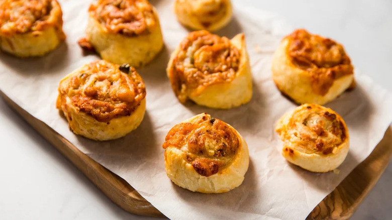cheesy pizza pinwheels