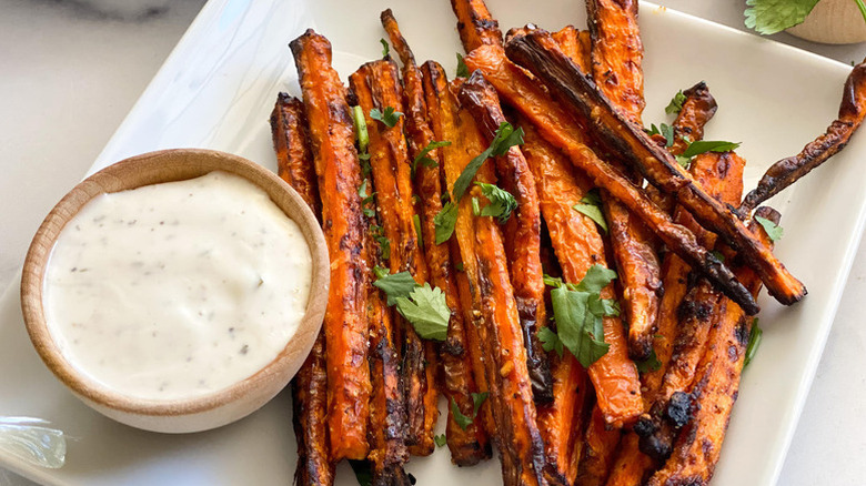 Carrot fries with dipping sauce