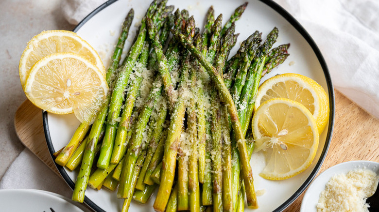 Asparagus and lemon slices on plate