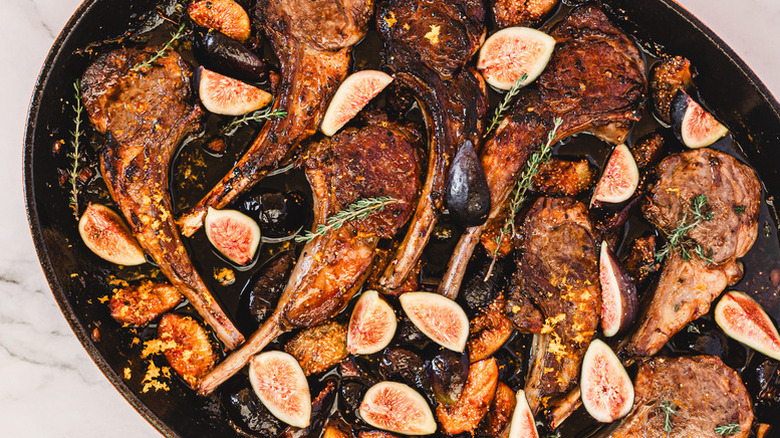 Lamb chops with figs and thyme sprigs in skillet