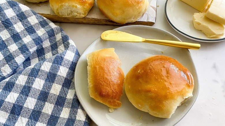 Dinner rolls on plate with knife