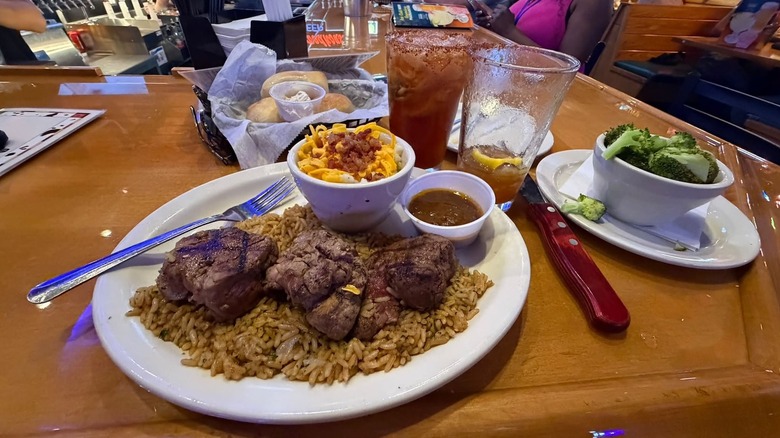 A filet medallion plate with sides and drinks from Texas Roadhouse