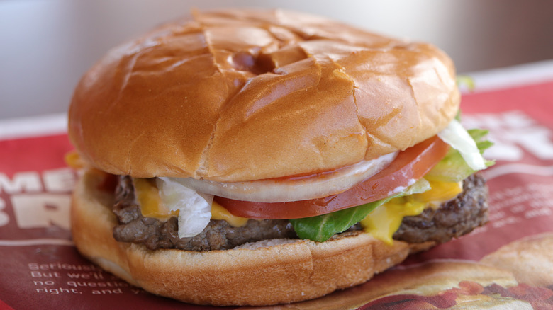 Dave's Single cheeseburger from Wendy's sitting on a tray