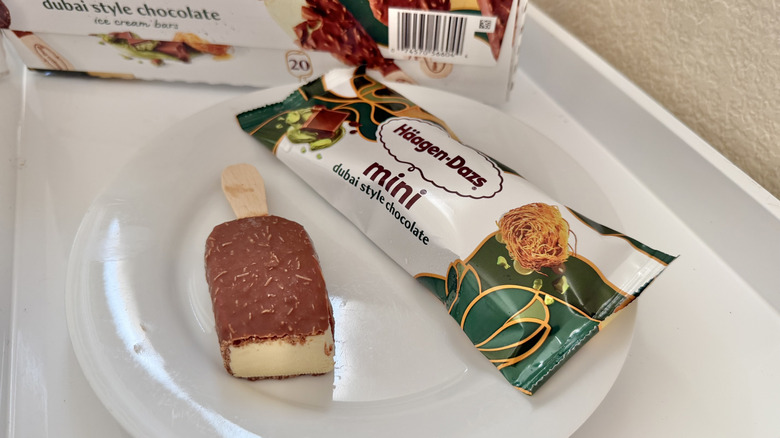 Häagen Dazs Dubai Style Chocolate Mini Ice Cream Bar diplayed on a plate