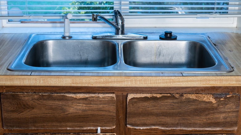 Sink in laminate countertop
