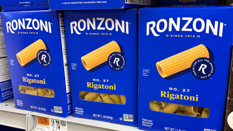 Boxes of Ronzoni brand rigatoni noodles on the shelf at a grocery store