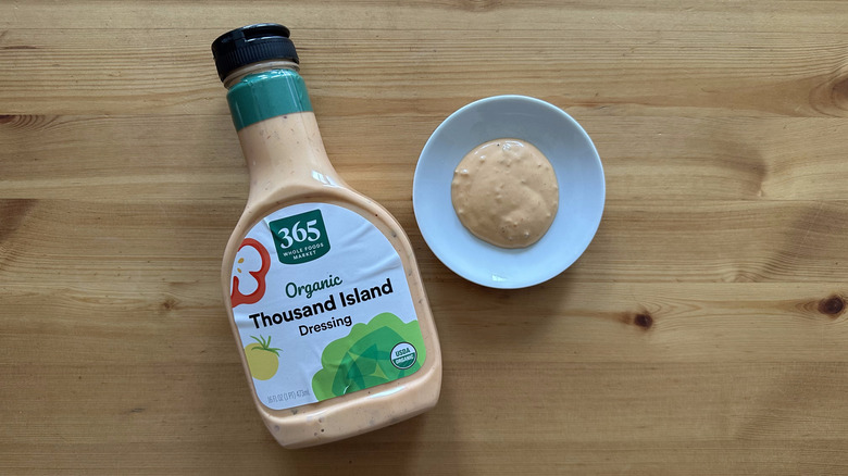 365 Organic Thousand Island Dressing on wooden table