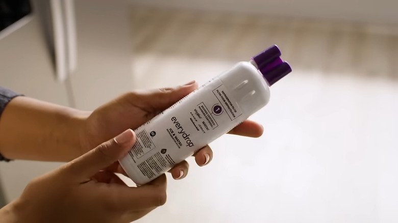 A hand holding an Everydrop water filter replacement
