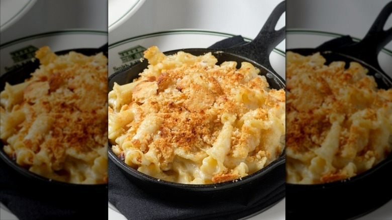 Smith & Wollensky's truffled mac & cheese in a small black skillet