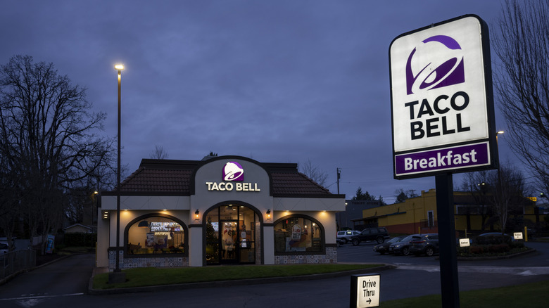The outside of a Taco Bell location at night
